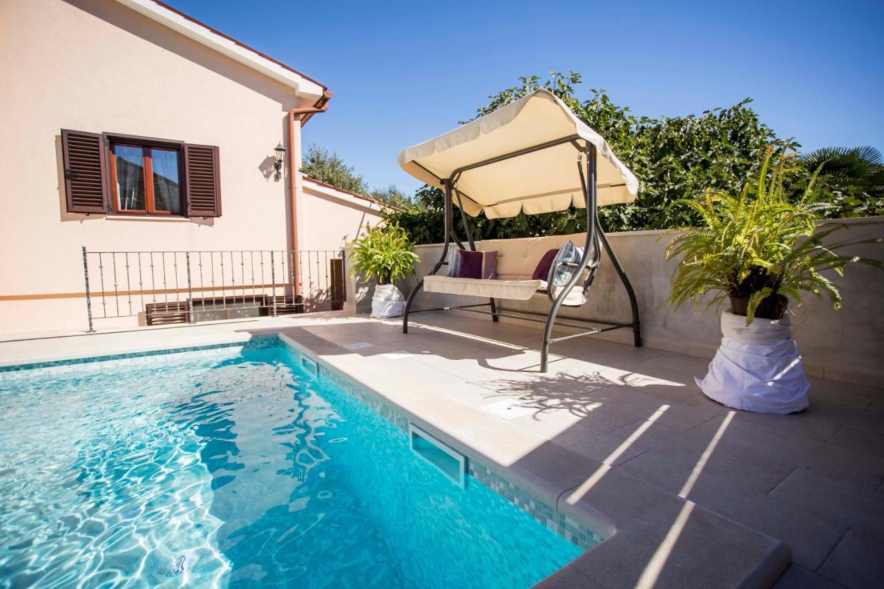 Holiday House Alex Ровинь Экстерьер фото