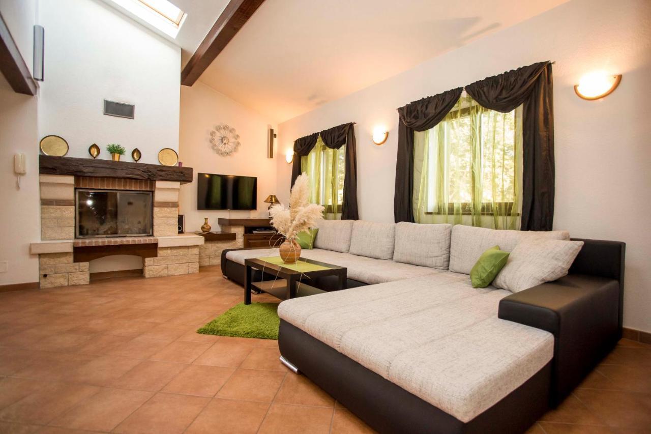 Holiday House Alex Ровинь Экстерьер фото