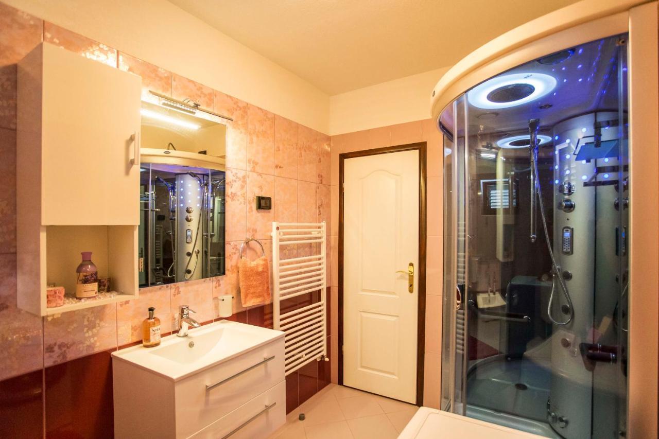 Holiday House Alex Ровинь Экстерьер фото